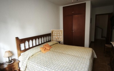 Spacious bungalow with a communal swimming pool and tennis court next to the golf club.